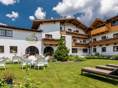 Naturhotel - 100% bio-zertifiziert - Garmisch-Partenkirchen - Biohotel Schweitzer: Außenansicht - Biohotel Schweitzer