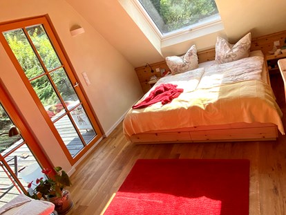 Nature hotel - Bonus bei Verzicht der Zimmerzwischenreinigung - Ferienhaus "Rosenscheune", Schlafzimmer für 2 Personen im Obergeschoss, mit Sonnenterasse für Yoga und Chillout - BIO-NATURIDYLL WIESENGRUND