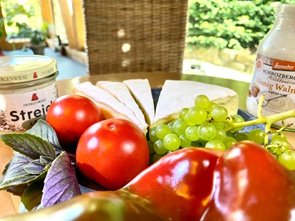 Naturhotel - Bio-Küche: Bio-vegetarisch möglich - Sachsen - Reichhaltiges BIO Frühstück auf Wunsch, er wird Ihnen im Korb in Ihr Appartement gestellt und Sie frühstücken wann immer sie wollen - BIO-NATURIDYLL WIESENGRUND