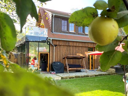 Naturhotel - Bio-Küche: Allergikerküche - Struppen - Ferienhaus "Rosenscheune", Blick aus dem rückwärtigen Garten - BIO-NATURIDYLL WIESENGRUND