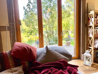 Naturhotel - Sauna - Ferienhaus "Rosenscheune", Couchbereich mit SmartTV Großbildschirm und hochwertiger Soundanlage  - BIO-NATURIDYLL WIESENGRUND