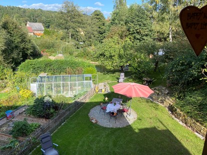 Naturhotel - Bio-Küche: Weizenfreie Küche - Struppen - Ferienhaus "Rosenscheune", Blick aus dem Obergeschoß in den rückwärtigen Intimgarten - BIO-NATURIDYLL WIESENGRUND