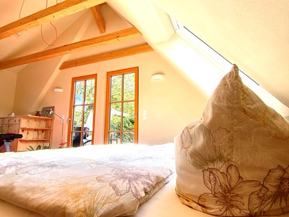 Naturhotel - Ökoheizung: Wärmepumpe - Ferienhaus "Rosenscheune", Schlafzimmer für 2 Personen im Obergeschoss, mit Sonnenterasse für Yoga und Chillout - BIO-NATURIDYLL WIESENGRUND