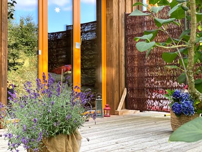 Nature hotel - Ökoheizung: Holzheizung: ja, Scheitholz - Ferienhaus "Rosenscheune", Terrasse zum Garten im Zwischengeschoss - BIO-NATURIDYLL WIESENGRUND