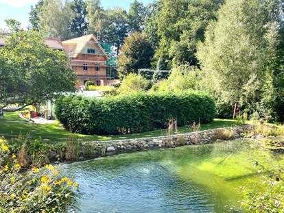 Naturhotel - Bio-Hotel Merkmale: Naturbadeteich - Naturteich 200m² mit Sonnenterrassen und Verweilinseln - BIO-NATURIDYLL WIESENGRUND