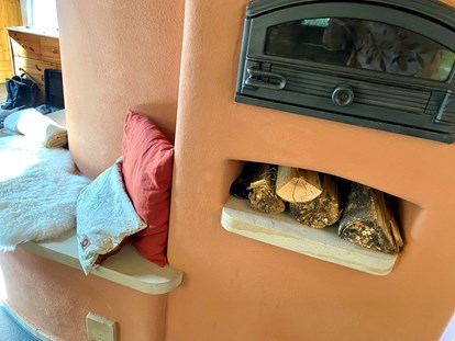 Naturhotel - Ökoheizung: Holzheizung: ja, Scheitholz - Hier wird in der Rosenscheune Pizza und Brot im Lehm Ofen gebacken - BIO-NATURIDYLL WIESENGRUND