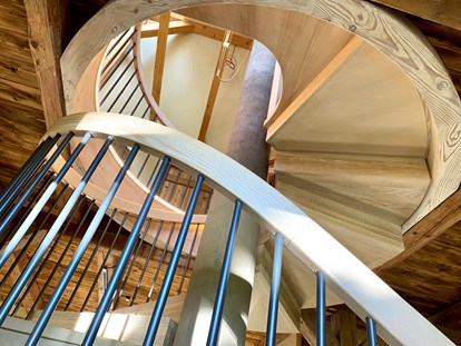 Nature hotel - Bezahlsysteme: PayPal - Ferienhaus "Rosenscheune", Treppe mit Ofen zum Obergeschoss - BIO-NATURIDYLL WIESENGRUND