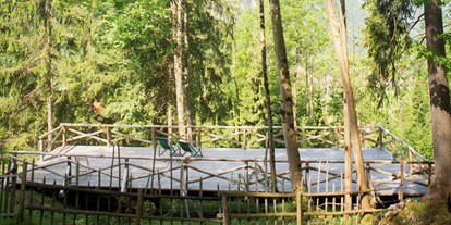 Naturhotel - Umgebungsschwerpunkt: Land - Kitzbühel - Sonnendeck und Yoga Plattform. Waldbaden inklusive.  - Tannerhof Naturhotel & Gesundheitsresort