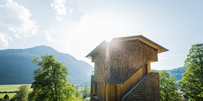 Nature hotel - Buchinger - Unsere Hüttentürme von Architekt Florian Nagler sind nachhaltig gebaut und haben einige Architekturpreise gewonnen. Je drei Doppelzimmer übereinander mit eigenem Eingang und fantastischem Ausblick. Mit Hüttenfeeling 2.0 - Tannerhof Naturhotel & Gesundheitsresort