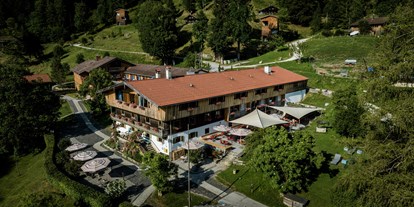 Naturhotel - Hoteltyp: BIO-Urlaubshotel - Oberbayern - Wie ein ganzes Dorf schmiegt sich der Tannerhof ans Ende des Tals. Nachhaltig mit dem Zug erreichbar. Vor Ort gibt es Lademöglichkeiten für E Autos. - Tannerhof Naturhotel & Gesundheitsresort