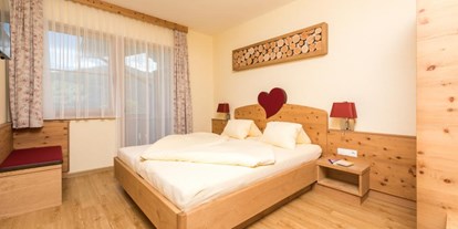Naturhotel - Hoteltyp: BIO-Pension - Schlafzimmer mit handgefertigten Zirbenholzmöbeln - BIO-Pension Aussacher