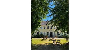 Naturhotel - Bio-Hotel Merkmale: Ökologisch sanierter Altbau - Mecklenburg-Vorpommern - Gutshaus Manderow im Sommer - Gut Manderow