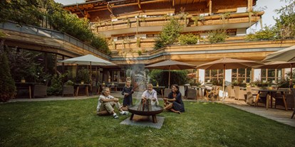Naturhotel - Energieversorgung: 100 % Ökostrom - Kitzbühel - Würstchen braten in der Feuerschale  - Gartenhotel Theresia****S