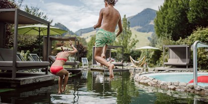 Naturhotel - Gesundheitsanwendungen - Leogang - Jump in den erfrischenden Schwimmteich - Gartenhotel Theresia****S