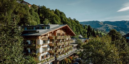 Naturhotel - Regionale Produkte - Pinzgau - Frontalansicht Gartenhotel Theresia mit garantiertem Parkplatz vor dem Hotel - Gartenhotel Theresia****S