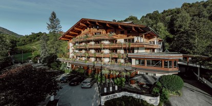 Naturhotel - Wärmerückgewinnung - Tiroler Unterland - Frontalansicht mit Parkplatz - Gartenhotel Theresia****S