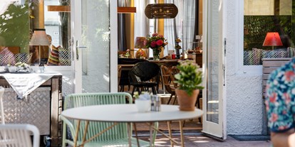 Naturhotel - Hoteltyp: BIO-Stadthotel - Salzburg - Seenland - Gartenterrasse zum Frühstücken, Kaffee & Kuchen, oder Abendessen & Drinks - Hotel & Villa Auersperg