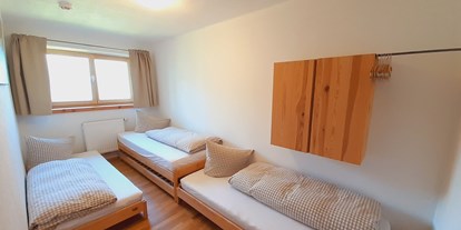 Naturhotel - Kurtaxe - Tiroler Oberland - Das Kinderschlafzimmer mit Doppelbett oder 3 Einzelbettenmöglich - Bio & Reiterhof der Veitenhof