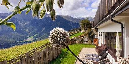 Naturhotel - Bezahlsysteme: Bar - Tiroler Oberland - Die Sonnenterrasse beim Wellnessbereich - Bio & Reiterhof der Veitenhof