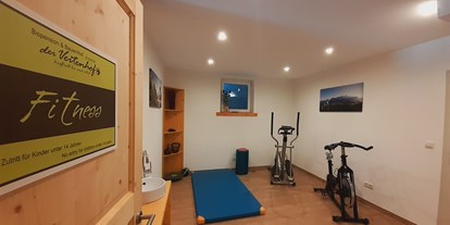 Naturhotel - Energieversorgung: 100 % Ökostrom - Leutasch - Der Fitnessraum Spinningrad, Crosstrainer, Yogamatten, Kettleballs  und TV - Bio & Reiterhof der Veitenhof