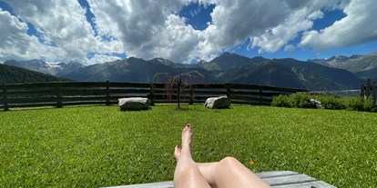 Naturhotel - Spa-Bereich mit mind. 2 unterschiedlichen Saunen - Tiroler Oberland - Entspannen in unserer Garten- Lounge - Bio & Reiterhof der Veitenhof