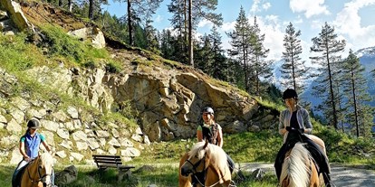 Naturhotel - Ökoheizung: Holzheizung: ja, Scheitholz - Tiroler Oberland - Ein Ausritt im Wald mit unseren Haflingern - Bio & Reiterhof der Veitenhof