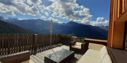 Naturhotel - Kurtaxe - Tiroler Oberland - Entspannen auf unserer Sonnenterrasse - Bio & Reiterhof der Veitenhof