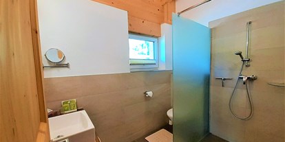 Naturhotel - Wanderungen & Ausflüge - Tirol - Badezimmer mit ebenerdiger Dusche - Bio & Reiterhof der Veitenhof