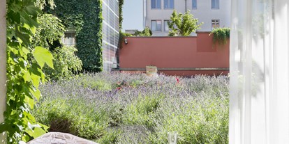 Naturhotel - Umgebungsschwerpunkt: Stadt - Wien-Stadt - Komfortzimmer mit Blick auf Lavendeldach - Boutiquehotel Stadthalle