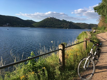 Naturhotel - Umgebungsschwerpunkt: See - Radtour entlang am Ufer des See's - BELVEDERE-das BIO Hotel garni & SuiteHotel am Ederseee