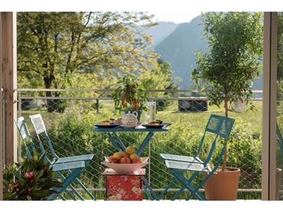 Naturhotel - auch für Familien mit Kindern - Obertraun - So beginnt der der Tag für Sie in der Ferienwohnung THE GREEN LODGE  mit Blick ins Grüne und die Berge... - THE GREEN LODGE 