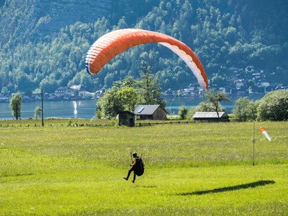 Naturhotel - Umgebungsschwerpunkt: See - Oberösterreich - Vom Balkon sehen Sie die Landung von Paragleiter Piloten. Mit Blick auf den See und das berühmte Hallstatt.... - THE GREEN LODGE 