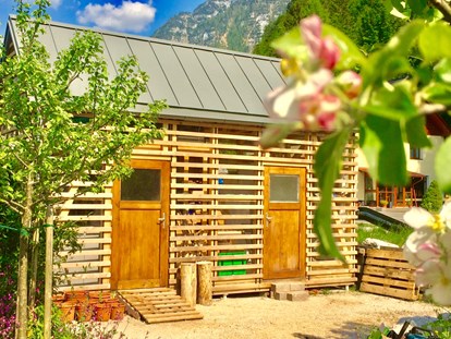 Naturhotel - Ökoheizung: Holzheizung: ja, Scheitholz - Das Gartenhaus 
Links der Platz für Ihere Fahrräder und für Mülltennung - THE GREEN LODGE 