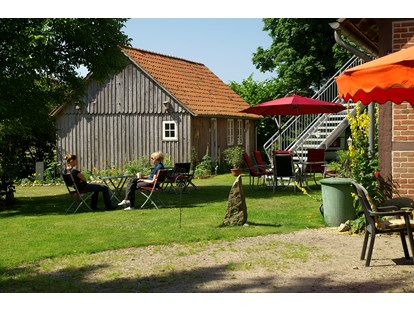 Nature hotel - Green Meetings werden angeboten - Lüneburger Heide - Ruhe und Entspannung in unserem Garten im Bio-Hotel TraumzeitHof - Bio-Hotel TraumzeitHof - Naturotel 