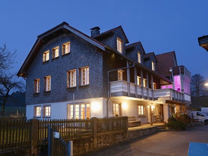 Nature hotel - Bioland-Partner: Gold - Das Biohotel LindenGut am Abend in Hessen, Rhön - LindenGut - das Bio-Gästehaus
