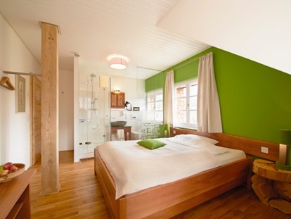 Nature hotel - Auszeichnung / Zertifikat / Partner: Mitglied Verein BIOHOTELS® - Es gibt 10 Einzel- und Doppelzimmer mit 20 Betten - LindenGut - das Bio-Gästehaus