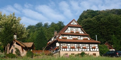 Naturhotel - auch für Familien mit Kindern - Schwarzwald - Hausansicht: Der "Holzwurm" im Grünen - Naturhotel Holzwurm