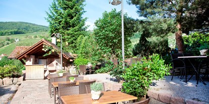 Naturhotel - Familienzimmer - Bad Herrenalb - Im Garten kann man auch schön frühstücken ... - Naturhotel Holzwurm