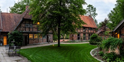 Naturhotel - Müllmanagement: Maßnahmen zur Abfallvermeidung - Lüneburger Heide - Ein Blick auf die Terrasse, die sich im Herzen der Häuser befindet und ganz viel Ruhe und Gemütlichkeit ausstrahlt - Biohotel Wildland 