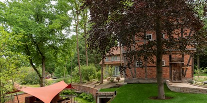 Nature hotel - Green Meetings werden angeboten - Lüneburger Heide - Unser Rotes Segel, etwas tiefer gelegen bietet einen tollen Platz für die Outdoor Küche. Hier wird im Lehmofen gebacken, im Räucherofen geräuchert und es gibt BBQ vom Grill. Im Sommer findet hier am Sonntag das Sonntagsvergnügen statt mit selbstgemachten Leckereien. - Biohotel Wildland 