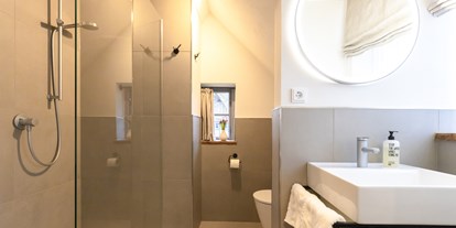 Naturhotel - Hoteltyp: BIO-Urlaubshotel - Lüneburger Heide - Unsere Badezimmer bieten ganz viel Ablagefläche und Stauraum. Sie sind modern und dennoch fügen sie sich harmonisch in das traditionelle Haus ein - Biohotel Wildland 