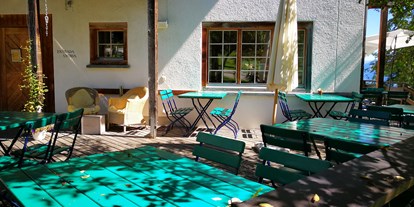 Naturhotel - Green Meetings werden angeboten - Waltensburg/Vuorz - Terrasse des Bio-Hotel Ucliva - Biohotel Ucliva