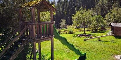 Naturhotel - Bio-Küche: Saisonale Speisen - Waltensburg/Vuorz - Spielplatz des Öko-Hotels in Graubünden - Biohotel Ucliva
