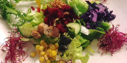 Naturhotel - Verpflegung: Frühstück - Waltensburg/Vuorz - Salate aus der Bioküche - Biohotel Ucliva
