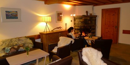 Naturhotel - auch für Familien mit Kindern - Schweiz - Lounge mit Kamin - Biohotel Ucliva