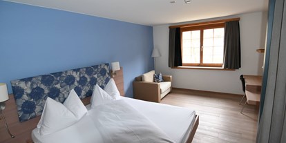 Naturhotel - barrierefrei: Barrierefreie Zimmer vorhanden - Waltensburg/Vuorz - Eines von 22 Zimmern - Biohotel Ucliva