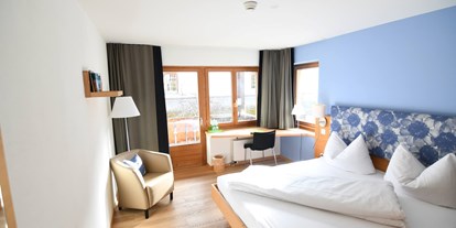 Naturhotel - barrierefrei: Barrierefreie Zimmer vorhanden - Waltensburg/Vuorz - Doppelzimmer mit Balkon und Schreibtisch - Biohotel Ucliva