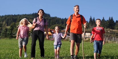 Naturhotel - Sonnenterrasse - Diex - Familie beim Wandern - Bio-Bauernhof Petschnighof