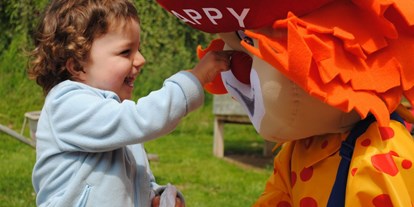Naturhotel - Kinderbetreuung - Kind mit dem Familotel-Happy (36 Stunden pro Woche Kinderbetreuung) - Bio-Bauernhof Petschnighof