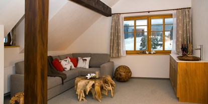 Naturhotel - Umgebungsschwerpunkt: Berg - Schwarzenberg (Schwarzenberg) - Zimmer mit Holztisch - BÖDELE ALPENHOTEL
